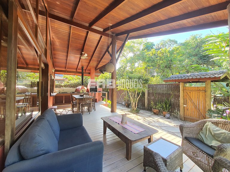 Charmosa e confortável, com muito verde ao redor