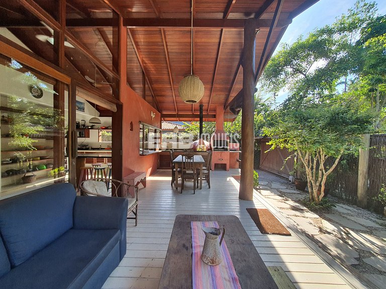 Charmosa e confortável, com muito verde ao redor