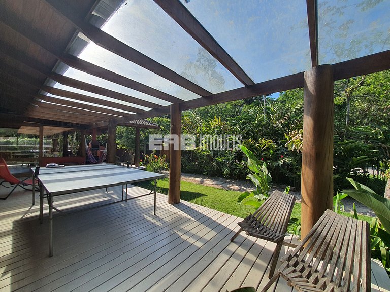 Charmosa e confortável, com muito verde ao redor