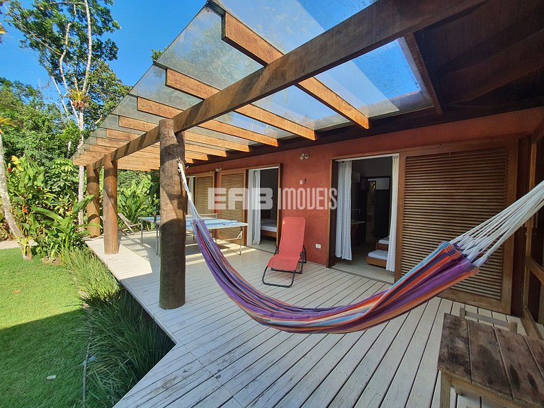 Charmosa e confortável, com muito verde ao redor