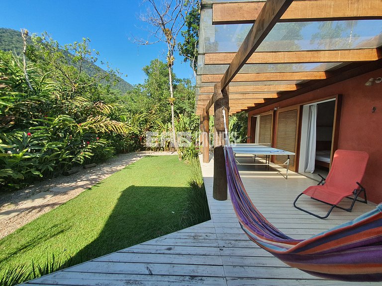 Charmosa e confortável, com muito verde ao redor