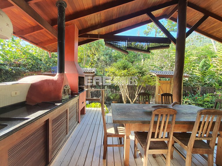 Charmosa e confortável, com muito verde ao redor