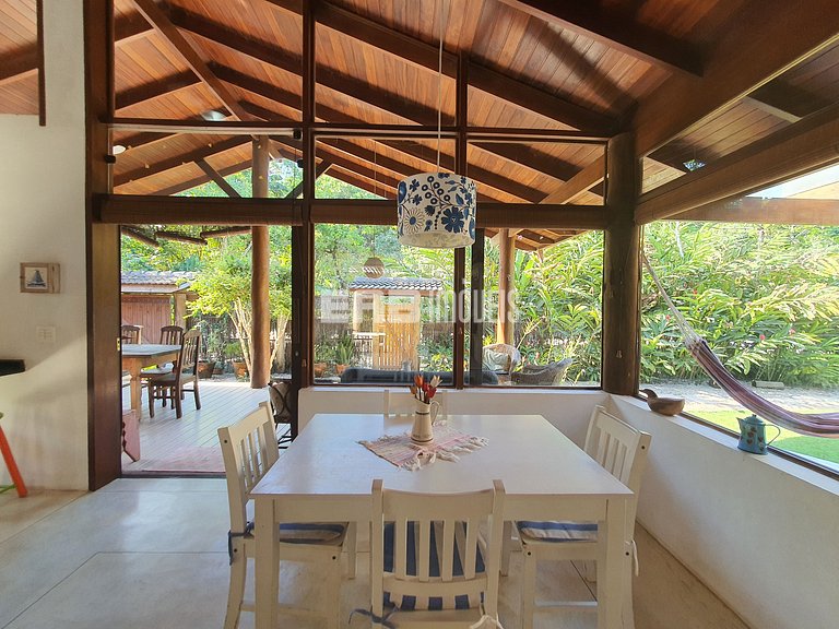 Charmosa e confortável, com muito verde ao redor