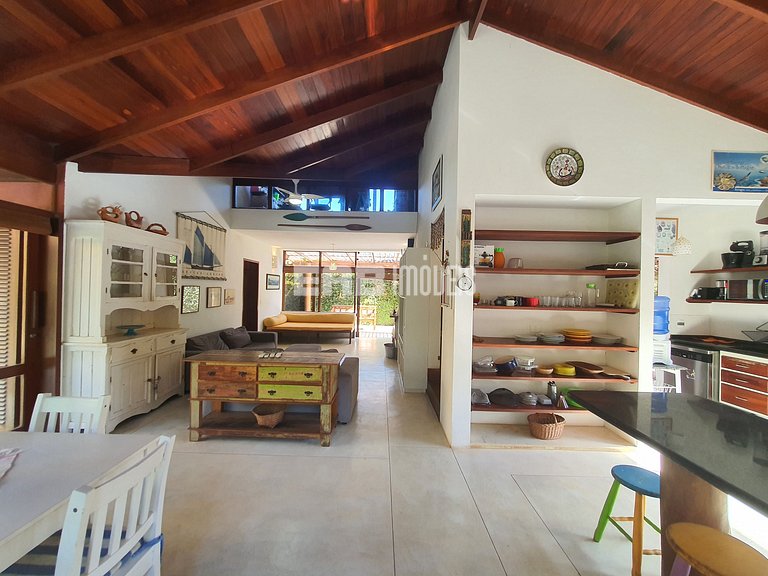 Charmosa e confortável, com muito verde ao redor