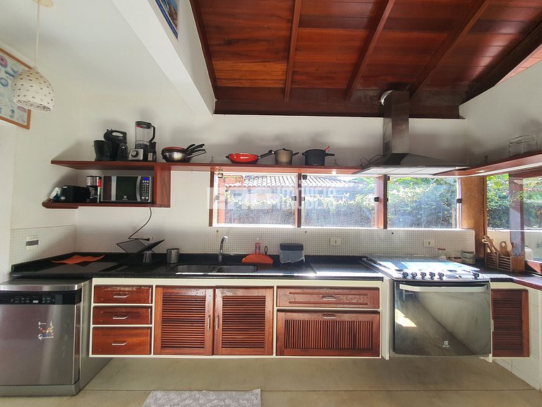 Charmosa e confortável, com muito verde ao redor