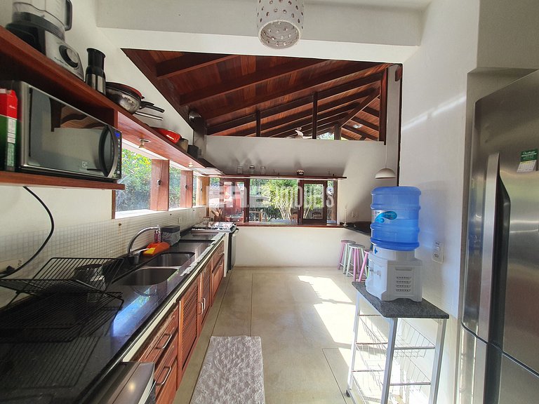 Charmosa e confortável, com muito verde ao redor