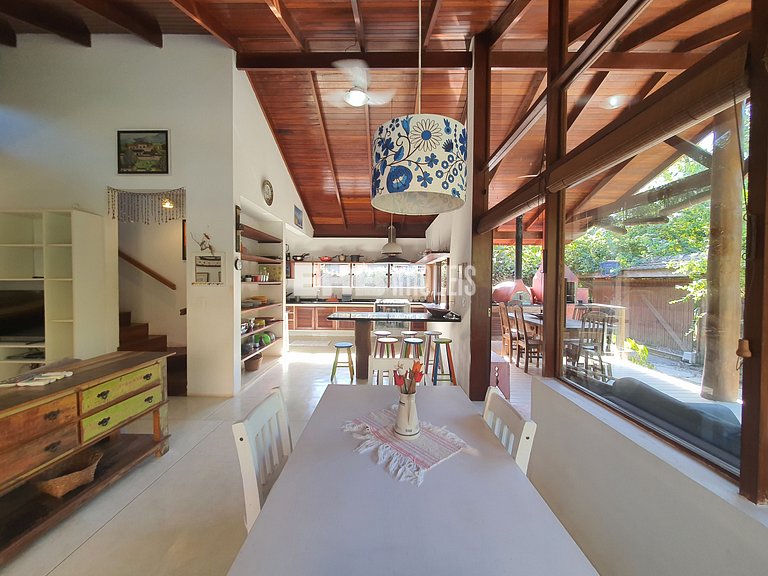 Charmosa e confortável, com muito verde ao redor