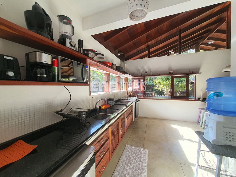 Charmosa e confortável, com muito verde ao redor