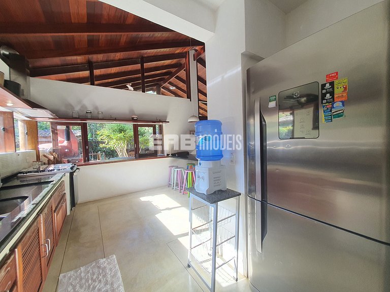 Charmosa e confortável, com muito verde ao redor