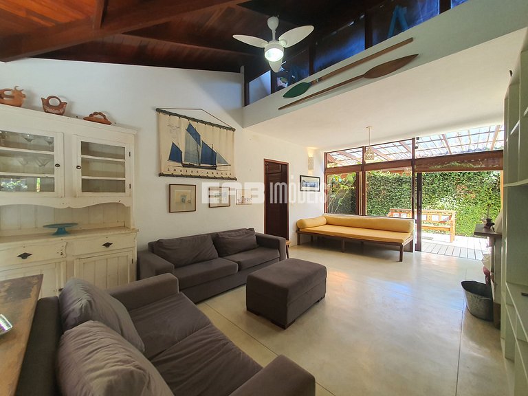 Charmosa e confortável, com muito verde ao redor