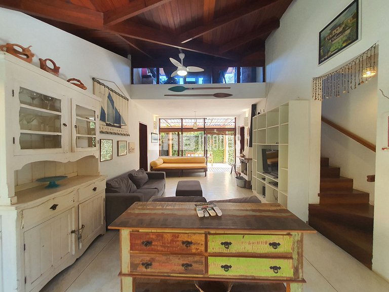 Charmosa e confortável, com muito verde ao redor