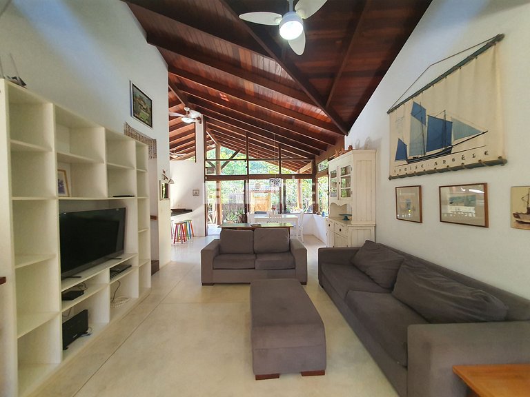 Charmosa e confortável, com muito verde ao redor