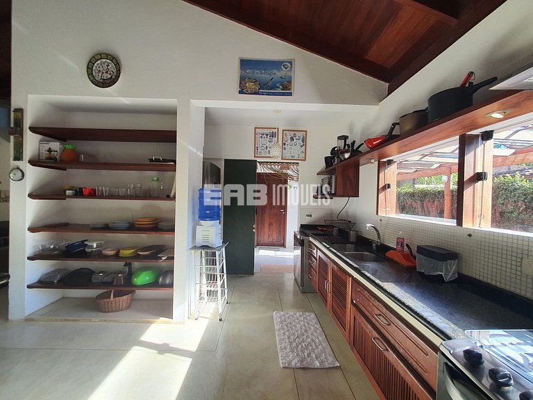 Charmosa e confortável, com muito verde ao redor