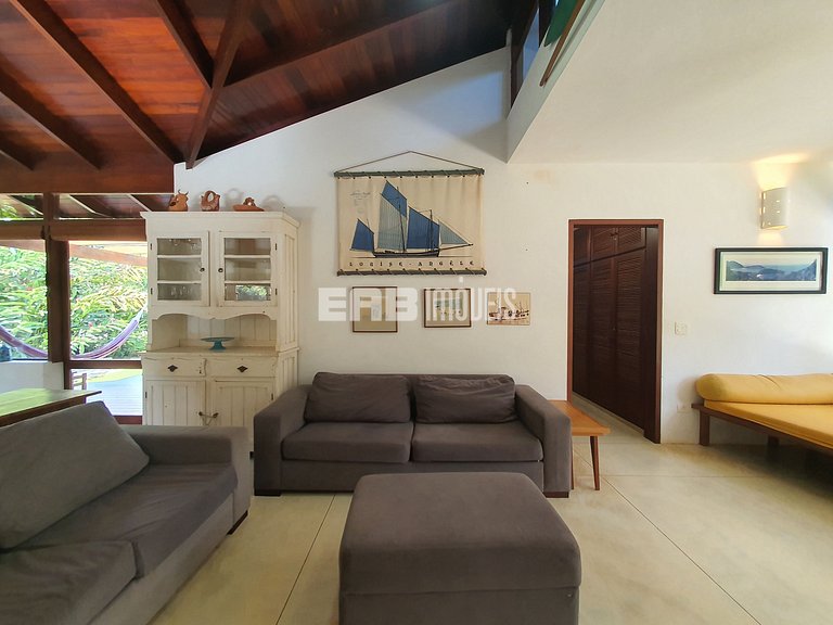 Charmosa e confortável, com muito verde ao redor