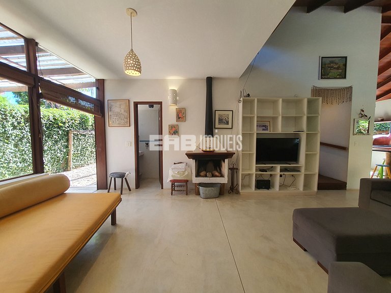 Charmosa e confortável, com muito verde ao redor