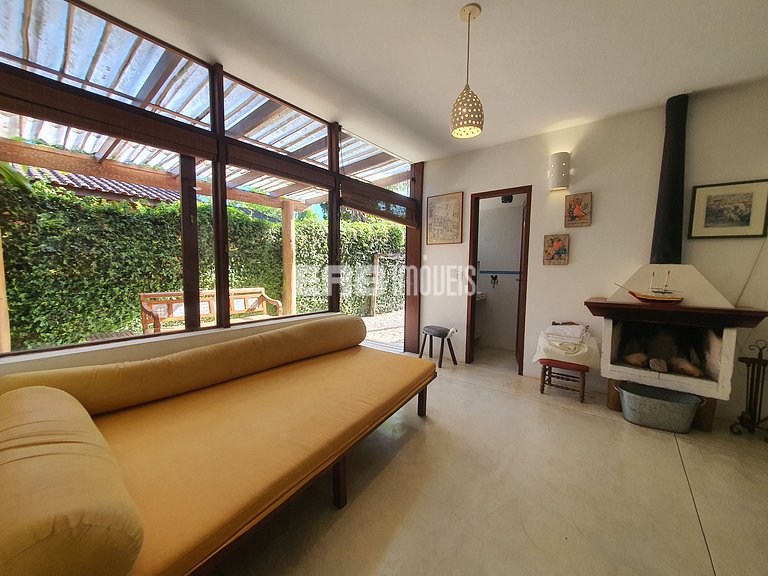 Charmosa e confortável, com muito verde ao redor