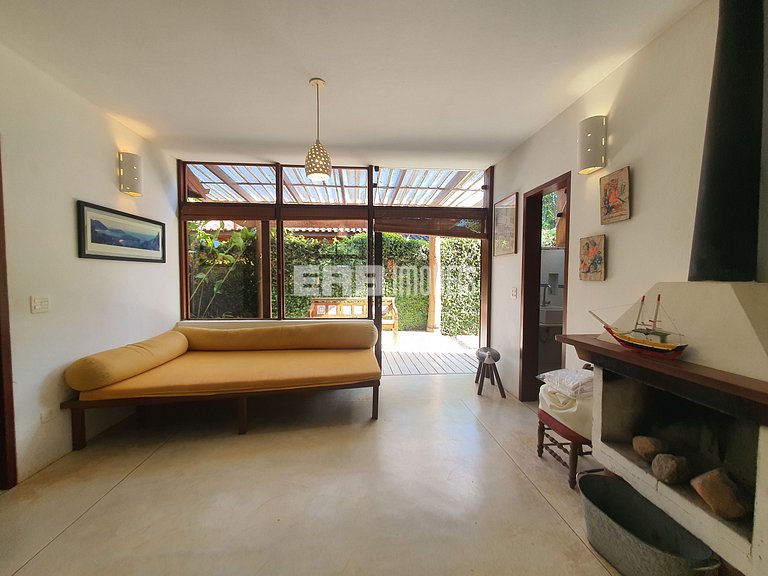 Charmosa e confortável, com muito verde ao redor