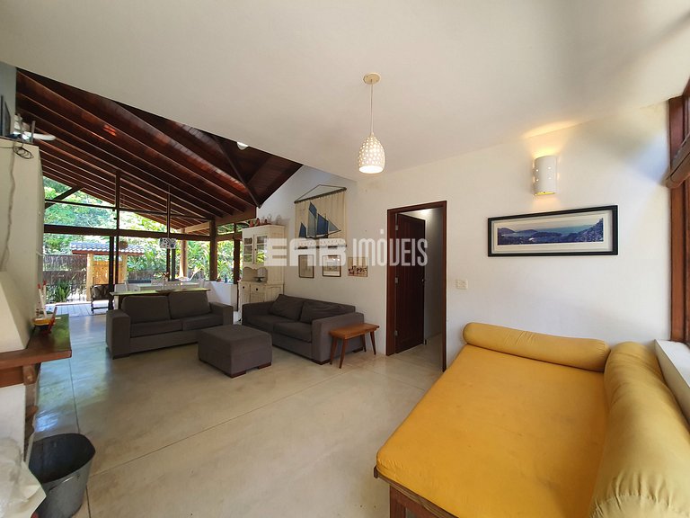 Charmosa e confortável, com muito verde ao redor