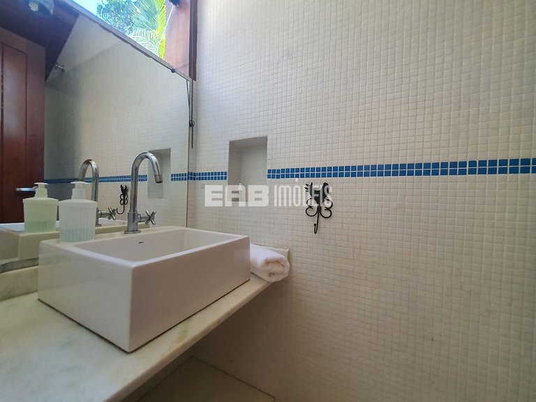 Charmosa e confortável, com muito verde ao redor