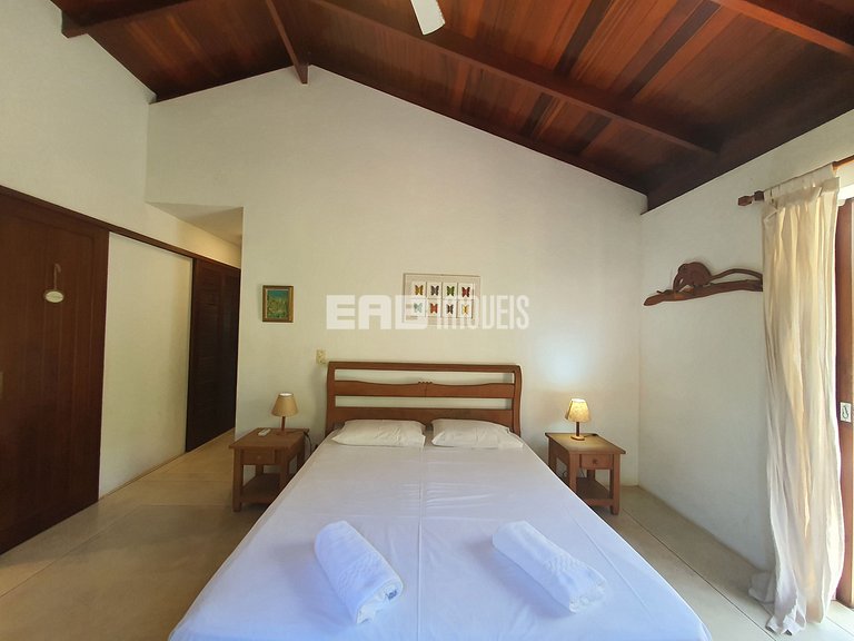 Charmosa e confortável, com muito verde ao redor