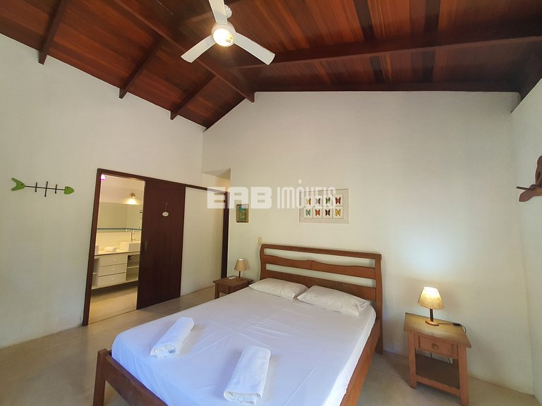 Charmosa e confortável, com muito verde ao redor