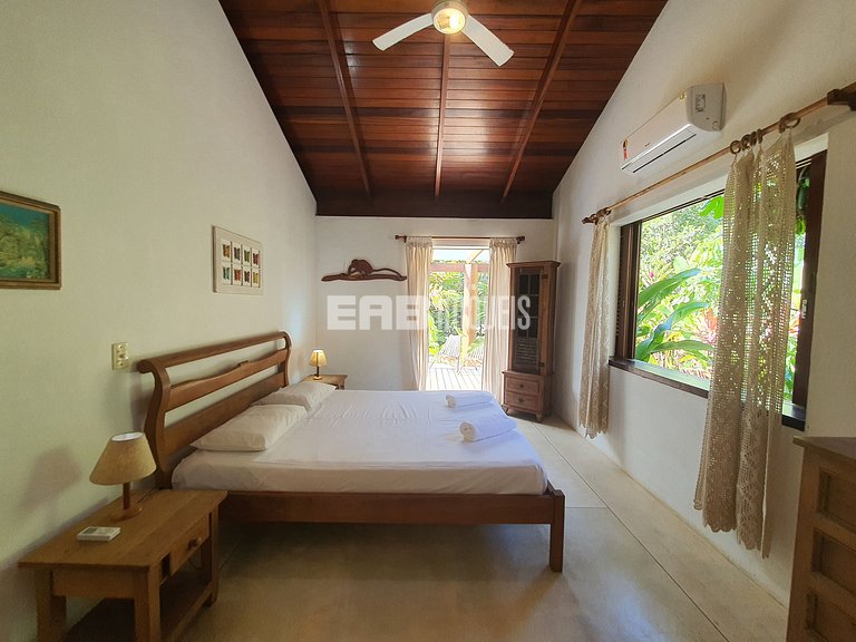 Charmosa e confortável, com muito verde ao redor