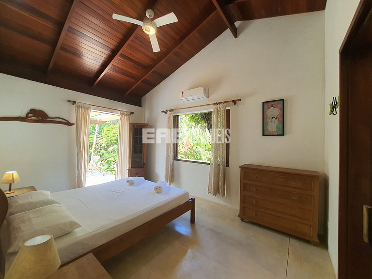 Charmosa e confortável, com muito verde ao redor