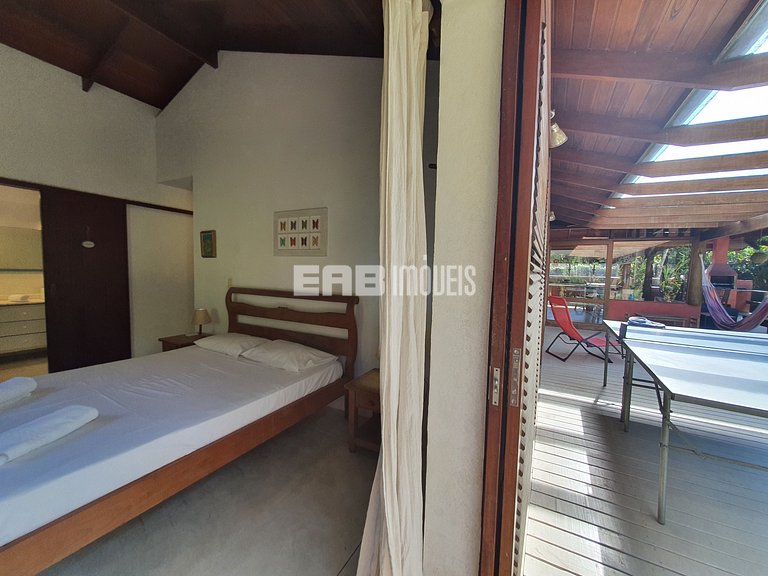 Charmosa e confortável, com muito verde ao redor