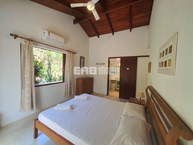 Charmosa e confortável, com muito verde ao redor