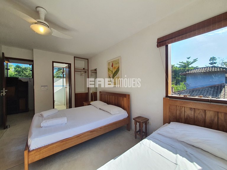 Charmosa e confortável, com muito verde ao redor