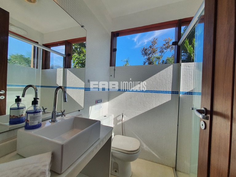 Charmosa e confortável, com muito verde ao redor