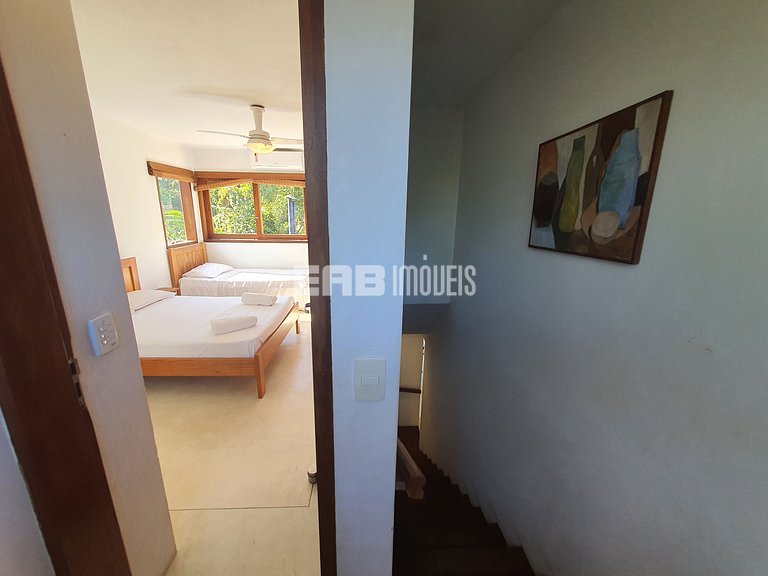 Charmosa e confortável, com muito verde ao redor