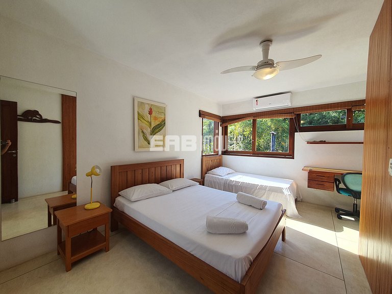 Charmosa e confortável, com muito verde ao redor