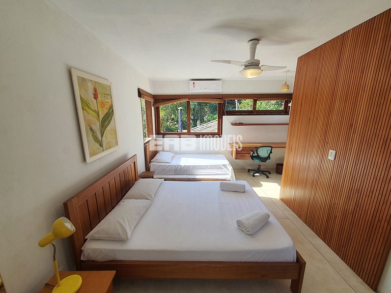 Charmosa e confortável, com muito verde ao redor