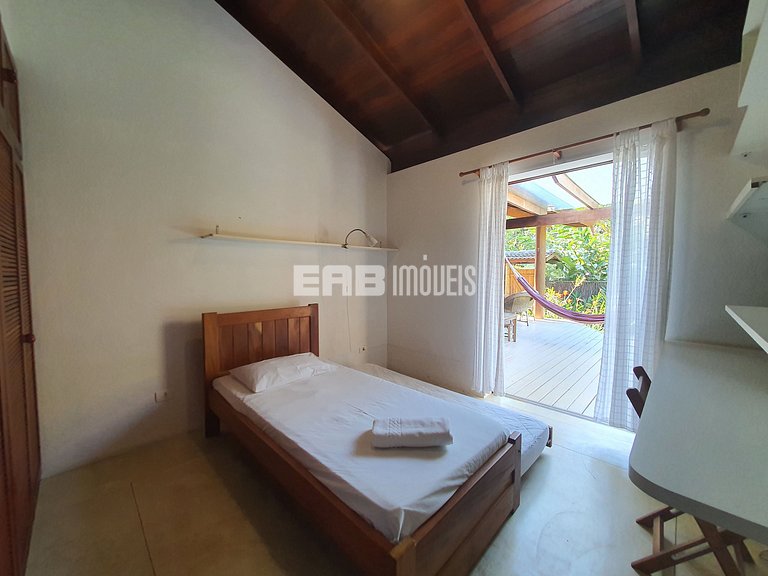 Charmosa e confortável, com muito verde ao redor