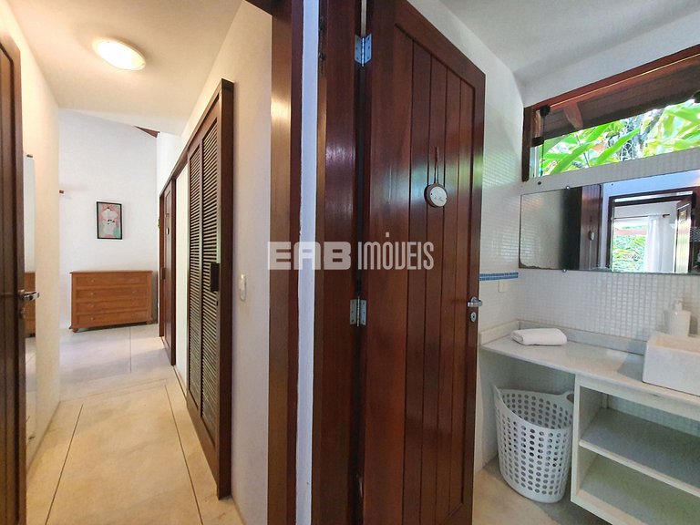 Charmosa e confortável, com muito verde ao redor