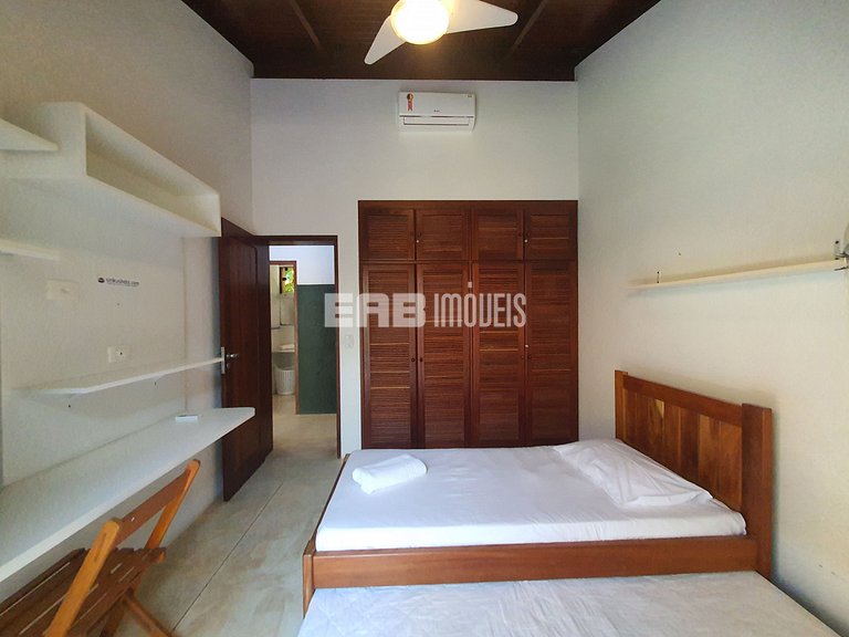 Charmosa e confortável, com muito verde ao redor