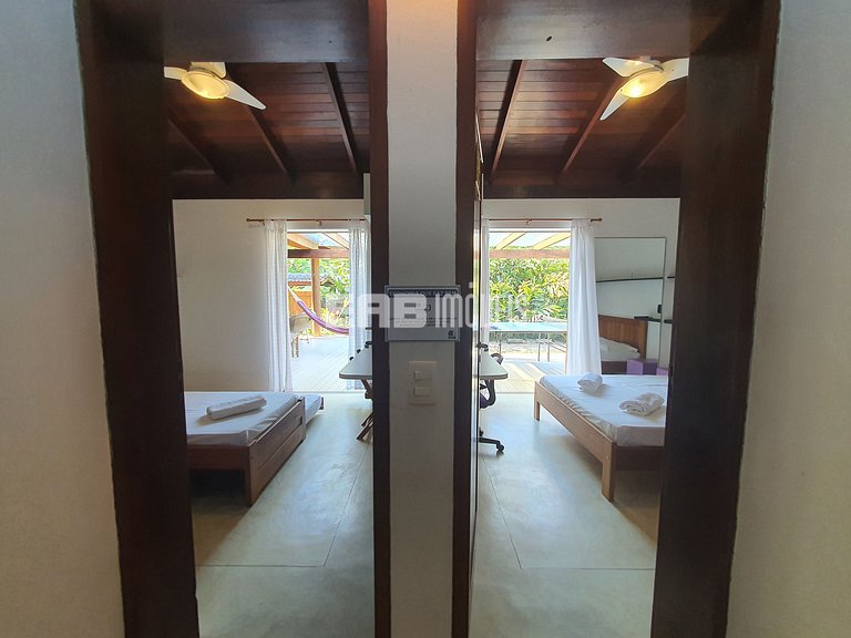 Charmosa e confortável, com muito verde ao redor