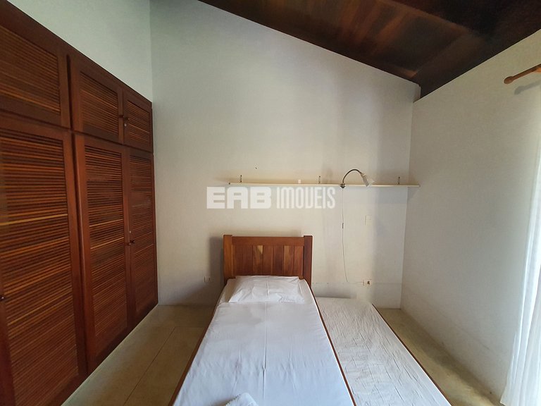 Charmosa e confortável, com muito verde ao redor