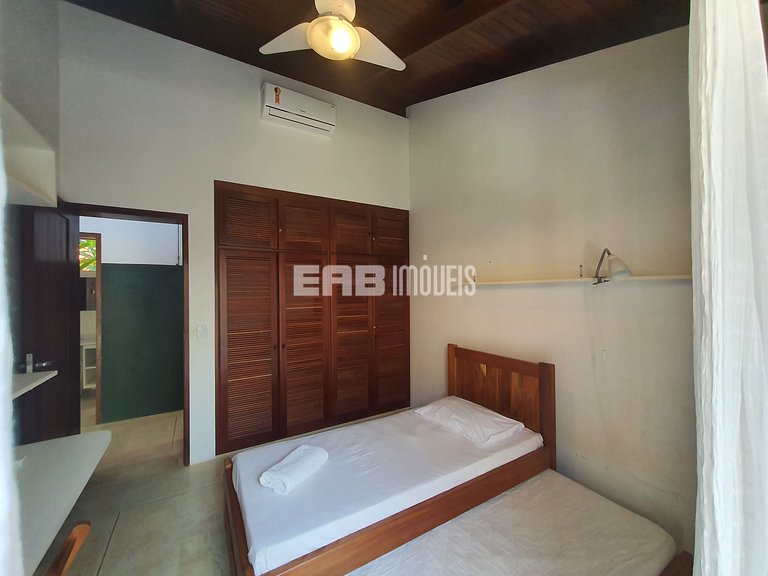 Charmosa e confortável, com muito verde ao redor