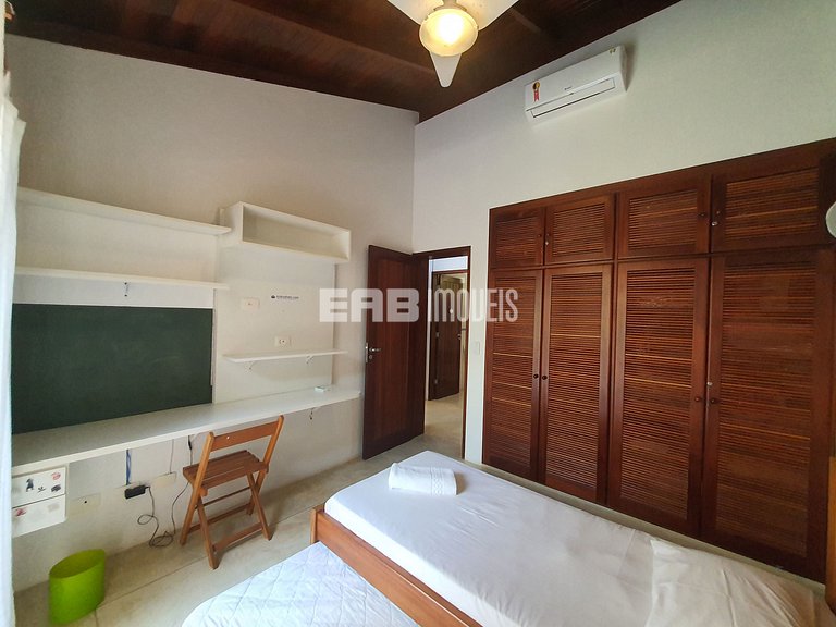 Charmosa e confortável, com muito verde ao redor