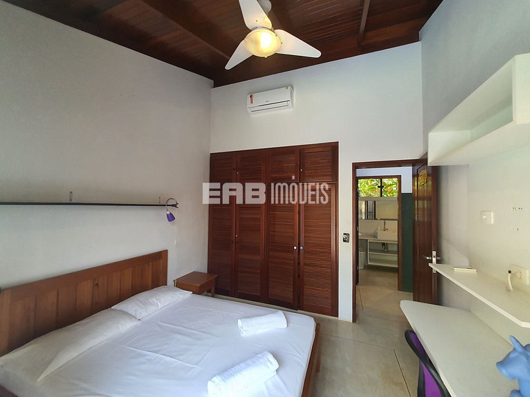 Charmosa e confortável, com muito verde ao redor