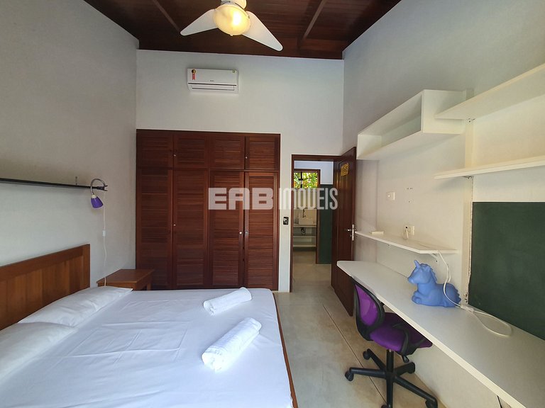 Charmosa e confortável, com muito verde ao redor