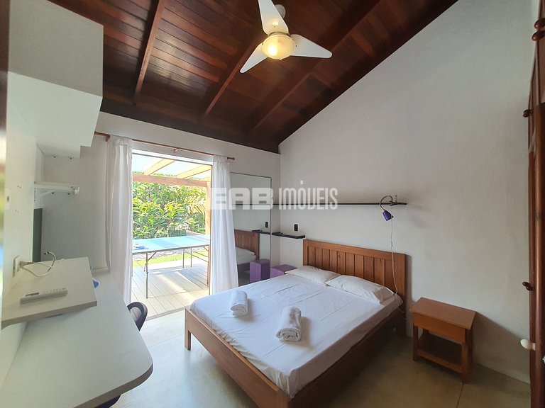 Charmosa e confortável, com muito verde ao redor