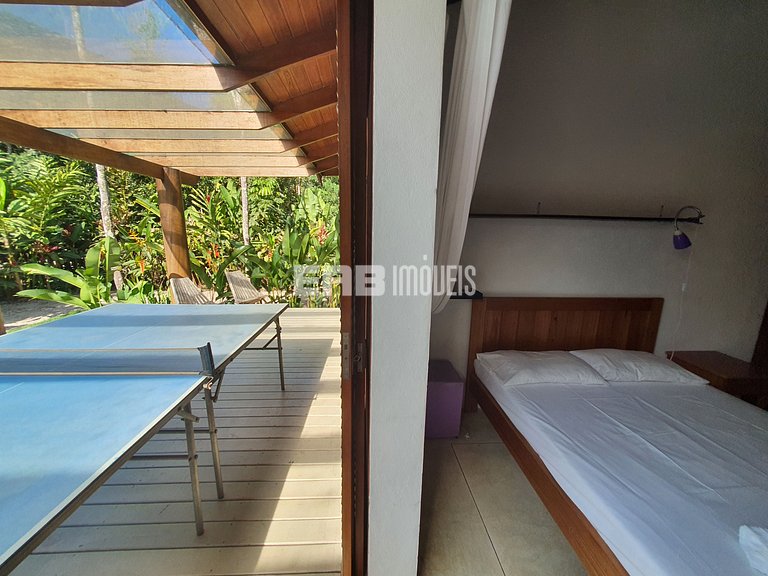 Charmosa e confortável, com muito verde ao redor