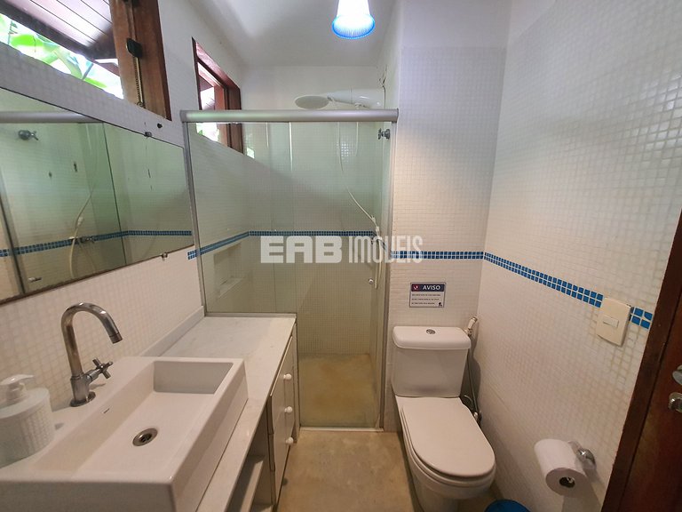 Charmosa e confortável, com muito verde ao redor