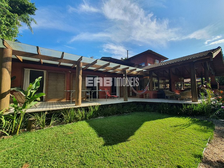 Charmosa e confortável, com muito verde ao redor