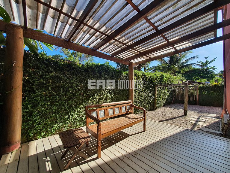 Charmosa e confortável, com muito verde ao redor