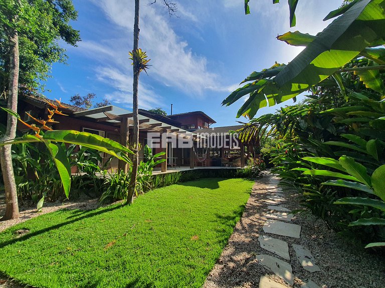 Charmosa e confortável, com muito verde ao redor