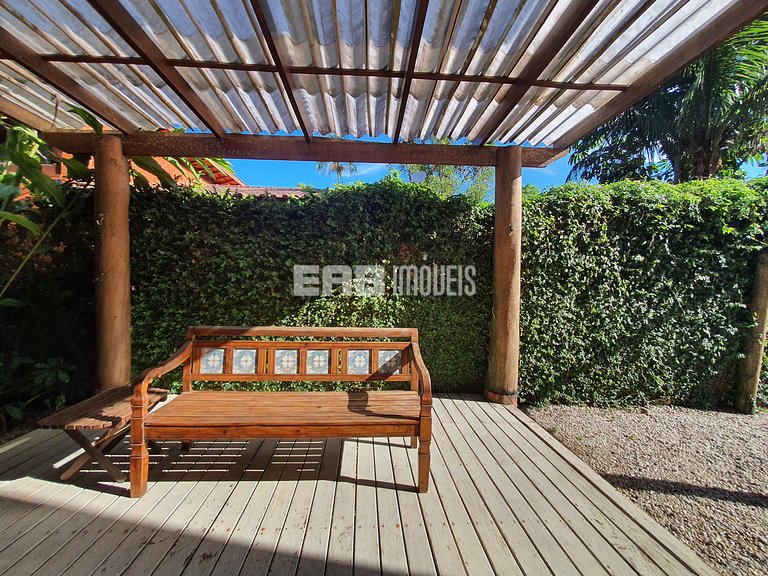 Charmosa e confortável, com muito verde ao redor